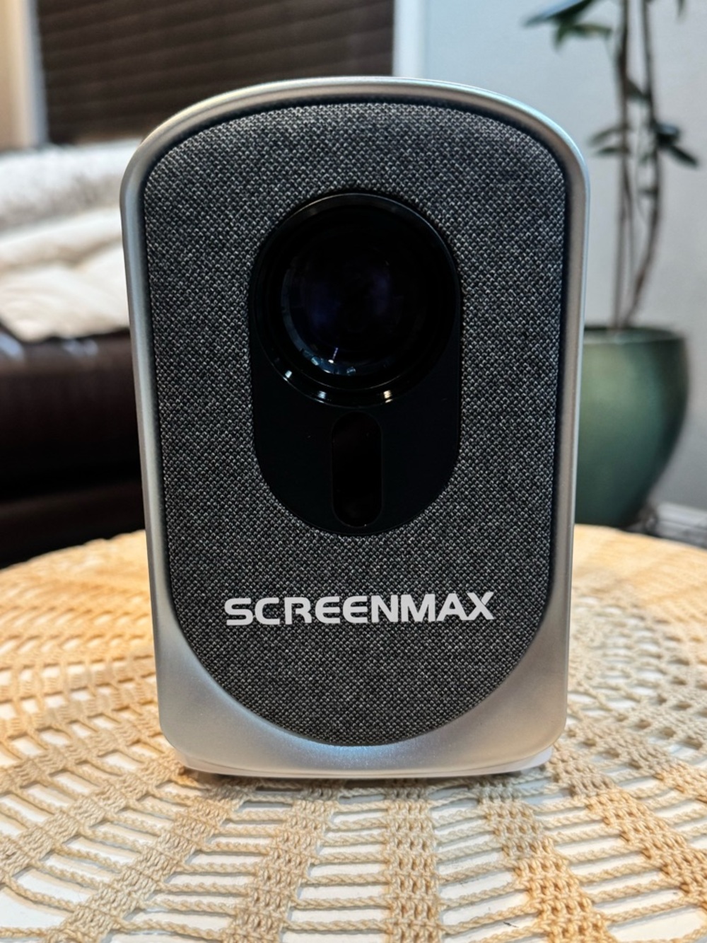 BRAND NEW SCREENMAX C7 MINI PORTABLE VIDEO PROJECTOR FOR & INDOOR OUTDOOR USE